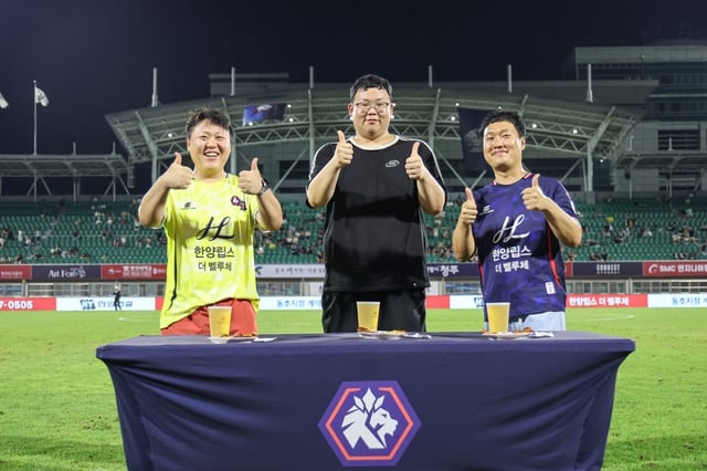 Chungbuk Cheongju FC concluded its brand day with local bakery brand 'Floyd Carrot' to great success during the home match against Gyeongnam FC in Round 23 of the K League 2, held on the 23rd at Cheongju Stadium. /Photo=Provided by Chungbuk Cheongju FC