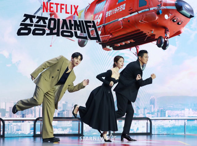 배우 추영우, 하영, 주지훈이 21일 오전 서울 강남구 그랜드 인터컨티넨탈 파르나스 호텔에서 진행된 넷플릭스 오리지널 시리즈 '중증외상센터' 제작발표회에 참석해 포즈를 취하고 있다.  전장을 누비던 천재 외과 전문의 백강혁(주지훈)이 유명무실한 중증외상팀을 심폐 소생하기 위해 부임하면서 벌어지는 통쾌한 이야기 '중증외상센터'는 오는 24일 공개된다. /2025.01.21 /사진=이동훈 photoguy@
