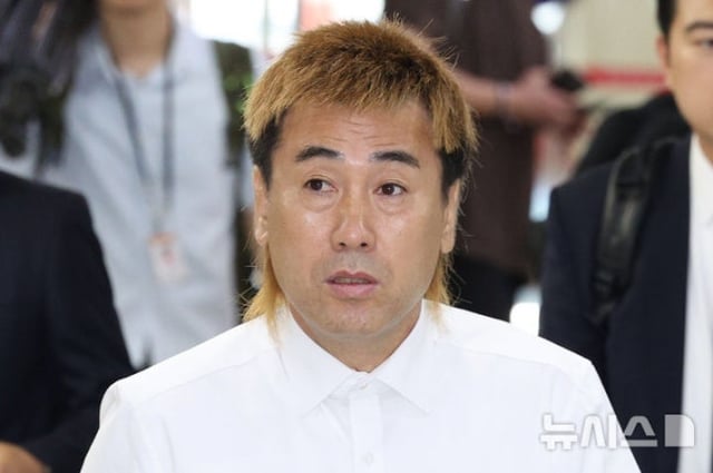 Kim Byung-ji, Vice President of the Korea Football Association (KFA) and CEO of Gangwon FC, enters the main building of the National Assembly in Seoul Yeouido on the 30th to attend a public hearing on the KFA held by the Culture, Sports and Tourism Committee. /Photo=NEWSIS
