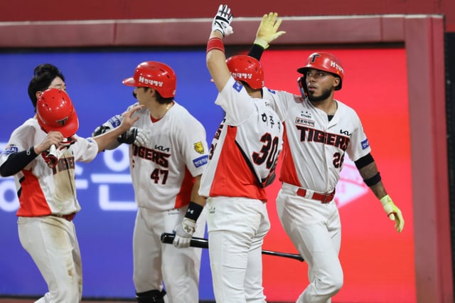 On the 26th, after Castro (right foot) hit a two-run home run for KIA in the bottom of the 4th inning, he celebrated with his teammates. /Photo=KIA Tigers provided
