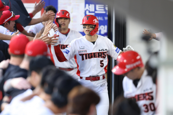 KIA Tigers' Kim Do-young started at third base and batted third in the home game against the Lotte Giants at Gwangju-KIA Champions Field on the 26th as part of the 2026 Shinhan SOL KBO League regular season. After hitting a home run in his first at-bat, he shared joy with his teammates in the dugout. /Photo=KIA Tigers provided
