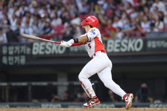 KIA Tigers' Kim Do-young started at third base and batted third in the home game against the Lotte Giants at Gwangju-KIA Champions Field on the 26th as part of the 2026 Shinhan SOL KBO League regular season. After hitting a home run in his first at-bat, he watched the ball flight. /Photo=KIA Tigers provided