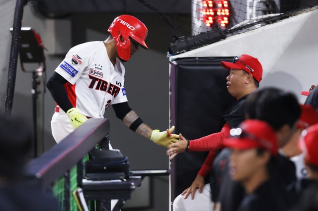 On the 26th, after Castro (left) hit a two-run home run for KIA in the bottom of the 4th inning, he celebrated with manager Lee Beom-ho and Haifa Eve. /Photo=KIA Tigers provided