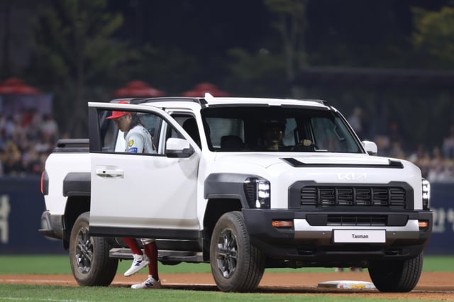On the 26th, Kim Beom-su is seen coming off the bullpen mound for KIA Tigers. /Photo=KIA Tigers provided