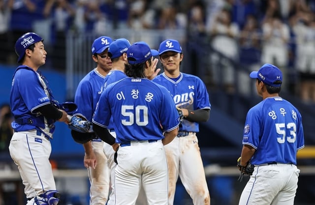 26日の試合に勝利した後、ハイタッチをする三星(サムスン)選手団。 /写真=三星ライオンズ