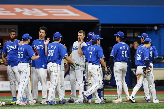 26日の試合に勝利した後、ハイタッチをする三星(サムスン)選手団。 /写真=三星ライオンズ