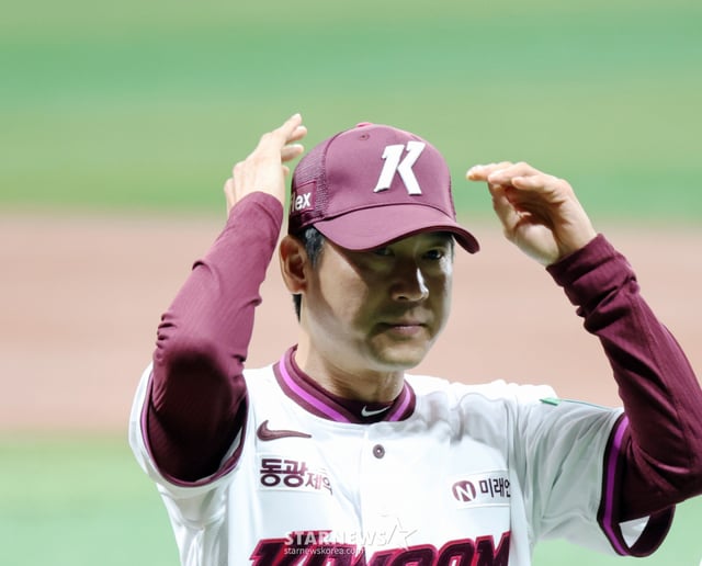 Kiwoom Heroes manager Seol Jong-jin attends the Gocheok Opening Ceremony ahead of the 2026 KBO League match between Kiwoom Heroes and LG Twins at Gocheok Sky Dome on April 3. /Photo=Senior reporter Kang Young-jo cameratalks@