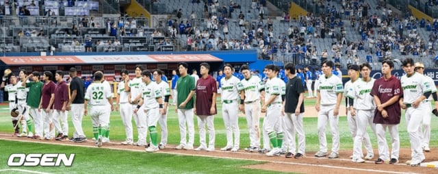 Kiwoom Heroes players greet home fans after drawing 3-3 against Samsung on the 25th.