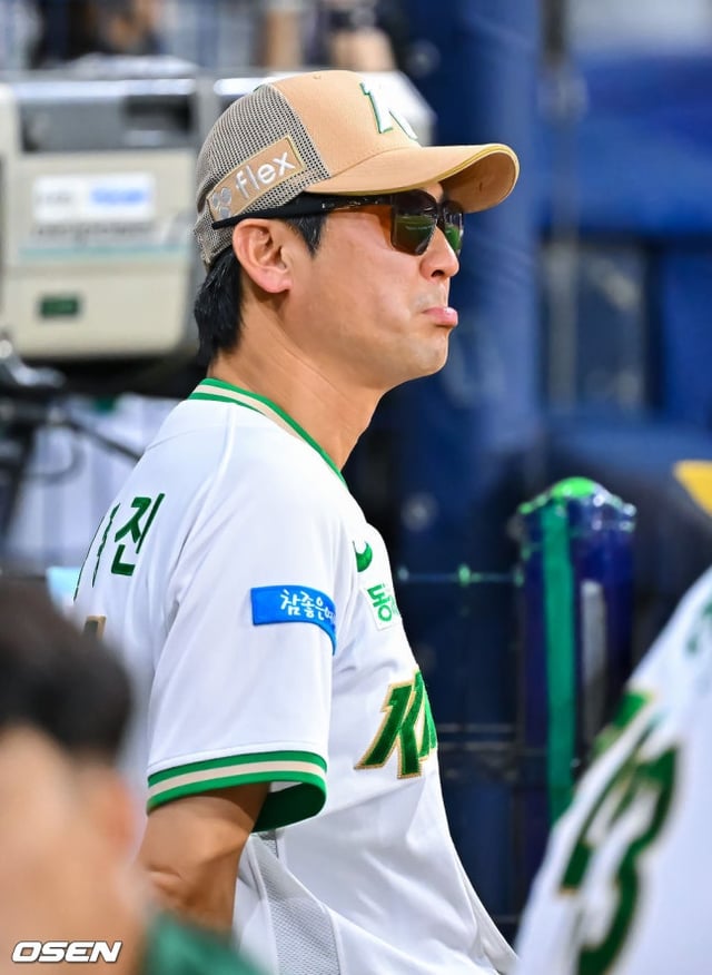 Manager Seol Jong-jin watches the game.