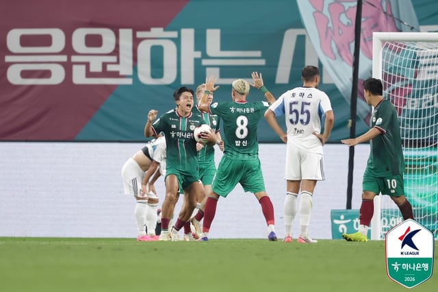 Daejeon Hana Citizen's Jung Jae-hee celebrates after scoring an equalizing goal in added time during the home match against Ulsan HD at Daejeon World Cup Stadium on the 26th as part of the Hana Bank K League 1 2026 Round 25. /Photo=Korea Professional Football League