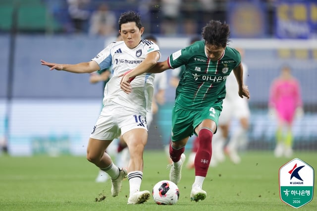 26日、大田(テジョン)W杯競技場で行われた大田ハナシチズンと蔚山(ウルサン)HDのハナ銀行Kリーグ1202625ラウンドの試合の様子。 李ドンギョンとボール争いを繰り広げているチョ·ソングォン(右)。 /写真=韓国プロサッカー連盟提供