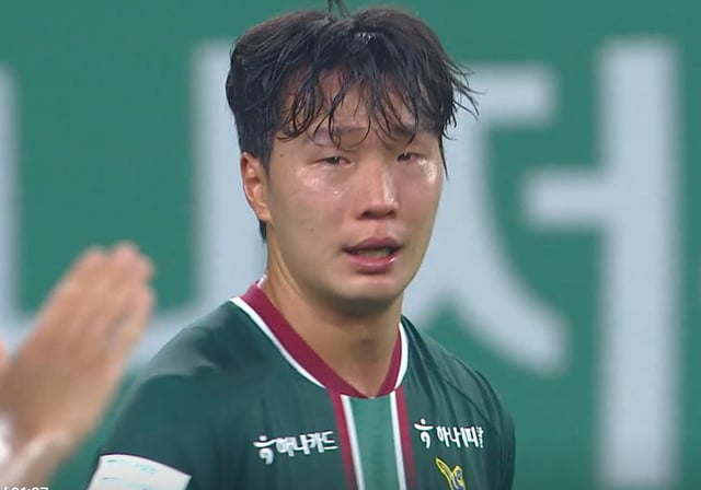大田ハナシチズンのDFチョ·ソングォンが26日、大田(テジョン)W杯競技場で行われた蔚山(ウルサン)HD戦の終盤、涙を流している。 この日、チョ·ソングォンは自身の致命的なミスでチームの先制失点の口実を提供したが、後半追加時間チームの連続ゴールで逆転に成功するや涙を流した。 /写真=中継画面キャプチャー
