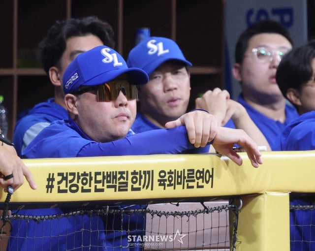 Trận đấu giữa Kiwoom Heroes và Samsung Lions trong Giải KBO League Shinhan SOL 2026 được tổ chức vào ngày 25 tại Seoul Gocheok Sky Dome. Huấn luyện viên Samsung Park Jin-man đang theo dõi cuộc tấn công của Kiwoom trong tình huống 3-3 ở cuối hiệp 9. /ảnh=phóng viên trưởng Kim Jin-kyung kim.jingyung@