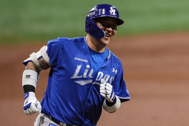 Choi Hyung-woo đang chạy vòng sân sau khi đánh home run với bases loaded. /Ảnh=Samsung Lions