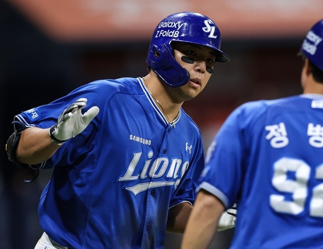 Kim Young-woong đang chạy vòng sân sau khi đánh home run với bases loaded. /Ảnh=Samsung Lions