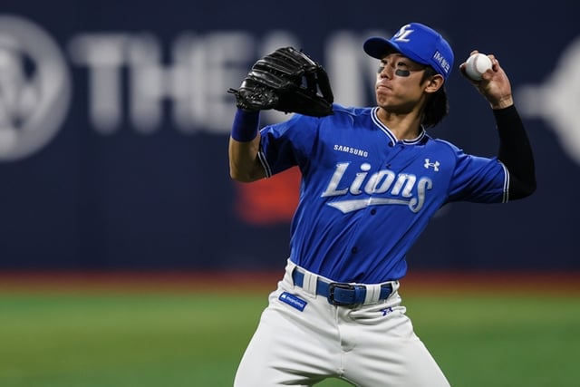 Kim Sung-yoon đang phòng ngự. /Ảnh=Samsung Lions