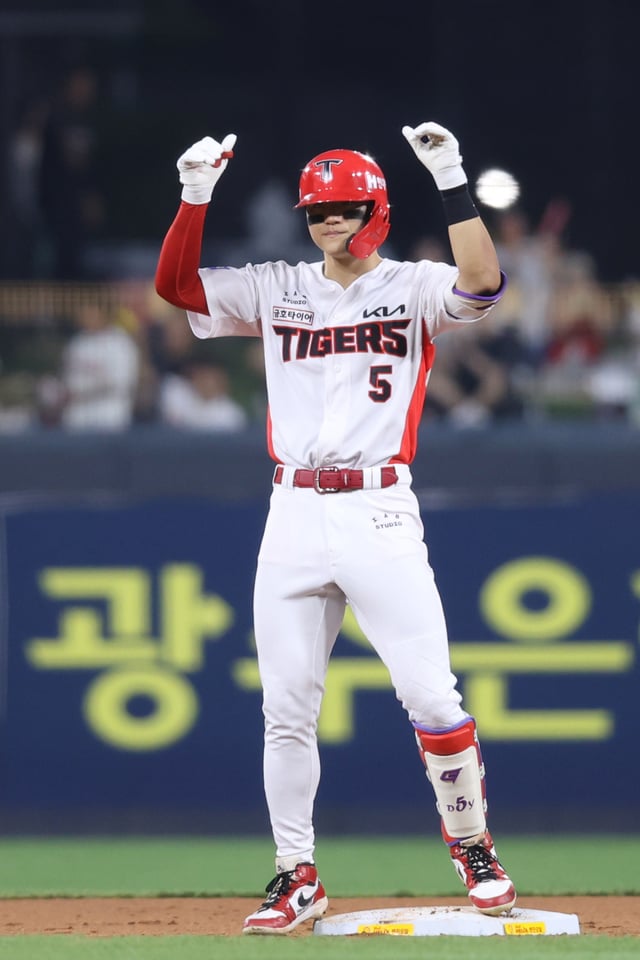 KIA Tigers' Kim Do-young is seen performing a pre-game ceremony as he starts at third base and bats third in the team's home game against Lotte Giants at Gwangju-KIA Champions Field on the 26th, part of the 2026 Shinhan SOL KBO League regular season. /Photo=KIA Tigers