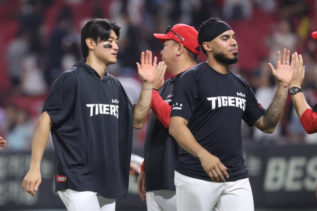 KIA Tigers' Kim Do-young started at third base and batted third in the team's home game against Lotte Giants at Gwangju-KIA Champions Field on the 26th as part of the 2026 Shinhan SOL KBO League regular season. He recorded two hits, including one home run, and reached base three times before celebrating with manager Lee Beom-ho and Haifa after the game. /Photo=KIA Tigers