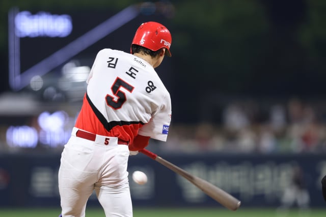 KIA Tigers' Kim Do-young started at third base and batted third in the team's home game against Lotte Giants at Gwangju-KIA Champions Field on the 26th as part of the 2026 Shinhan SOL KBO League regular season, preparing to bat. /Photo=KIA Tigers