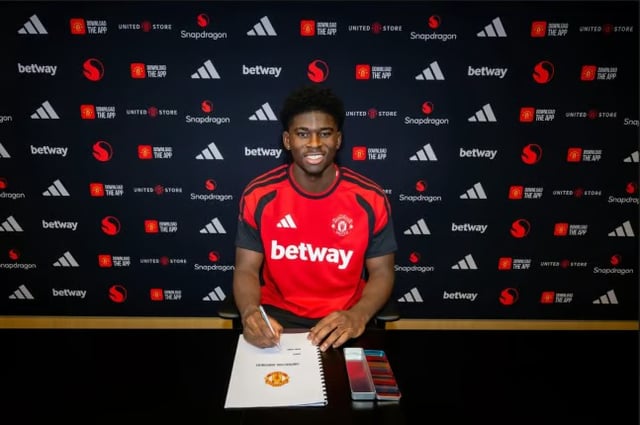 On the 26th (Korea time), Cameroon-born midfielder Carlos Baleba signed a contract to join Manchester United in the English Premier League (EPL). The name of betting company 'Betway' is emblazoned on the front of his jersey. /Photo=Screenshot from Man Utd's official SNS