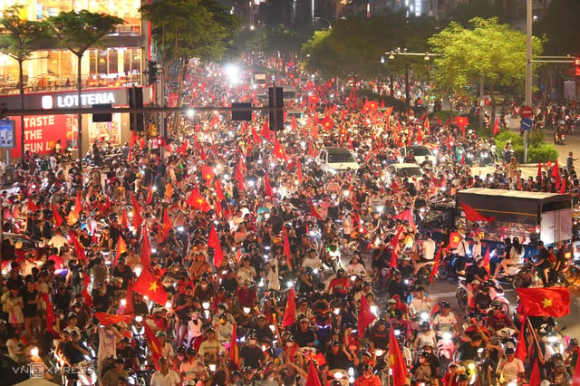 On the 26th (Korea time), as Vietnam defeated Thailand to claim victory in the 2026 ASEAN Hyundai Cup final held at My Dinh National Stadium in Hanoi, Vietnam, fans poured into the streets. /Photo=Screenshot from VN Express website