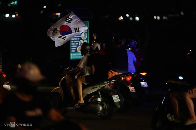 On the 26th (Korea time), as Vietnam defeated Thailand to claim victory in the 2026 ASEAN Hyundai Cup final held at My Dinh National Stadium in Hanoi, Vietnam, fans poured into the streets. /Photo=Screenshot from VN Express website