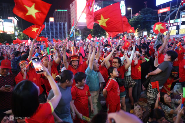 On the 26th (Korea time), as Vietnam defeated Thailand to claim victory in the 2026 ASEAN Hyundai Cup final held at My Dinh National Stadium in Hanoi, Vietnam, fans poured into the streets. /Photo=Screenshot from VN Express website