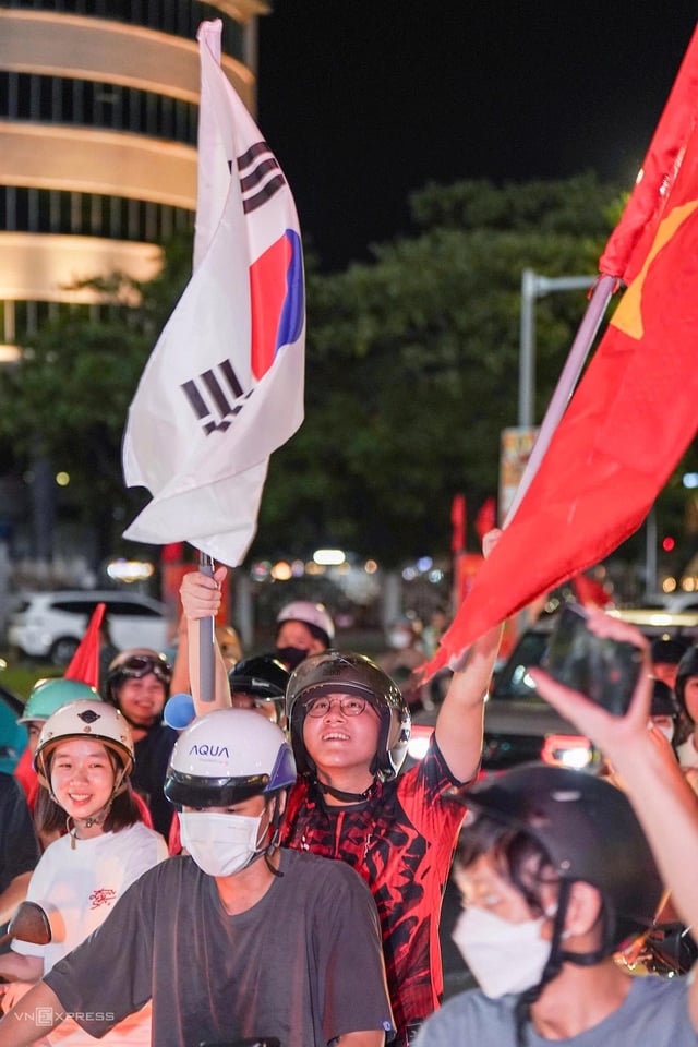 On the 26th (Korea time), as Vietnam defeated Thailand to claim victory in the 2026 ASEAN Hyundai Cup final held at My Dinh National Stadium in Hanoi, Vietnam, fans poured into the streets. /Photo=Screenshot from VN Express website