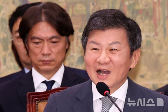 Han Chuk-gu-hyeop (Chairman) Jeong Mong-gyu đang trả lời câu hỏi của các đại biểu tại phiên chất vấn hiện tại của Ủy ban Văn hóa, Thể thao và Du lịch về Hiệp hội Bóng đá Hàn Quốc được tổ chức tại Quốc hội Yeouido, Seoul vào tháng 9 năm 2024. Bên trái là Hong Myung-bo, huấn luyện viên đội tuyển bóng đá quốc gia Hàn Quốc. /Ảnh=NEWSIS