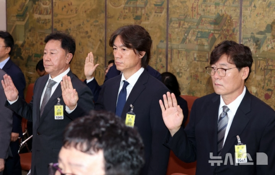 Từ trái sang phải: Jeong Hae-sung, cựu Jeon Ryeok-gang-hwa (Chairman), Hong Myung-bo, cựu huấn luyện viên đội tuyển bóng đá quốc gia Hàn Quốc, Lee Yim-saeng, cựu giám đốc điều hành kỹ thuật của Hiệp hội Bóng đá Hàn Quốc. /Ảnh=NEWSIS