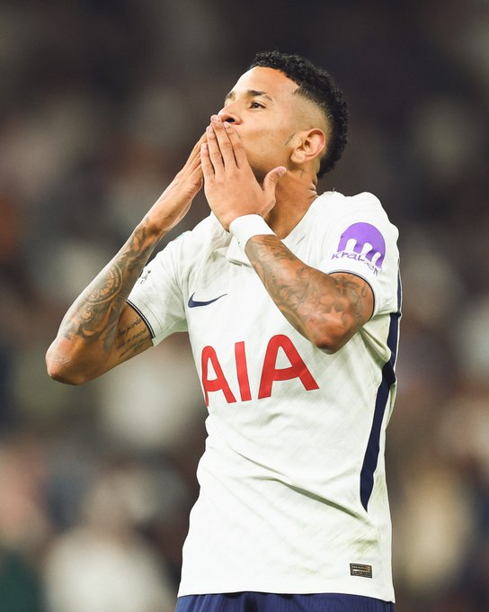Savio celebra un gol tras marcar su primer gol con el Tottenham en el partido de la segunda ronda de la Copa EFL (Copa de la Liga de Inglaterra) 2026-2027 KARA, disputado el día 27 (hora coreana) en el estadio Tottenham Hotspur de Londres, Reino Unido. /foto=Redes sociales oficiales del Tottenham Hotspur