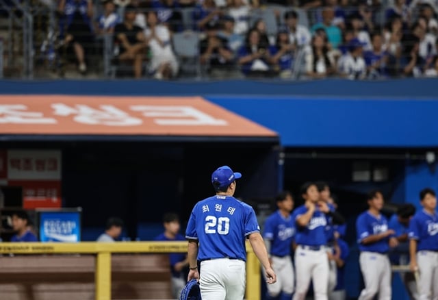 Choi Won-tae caminando hacia el dugout. /Foto=Samsung Lions
