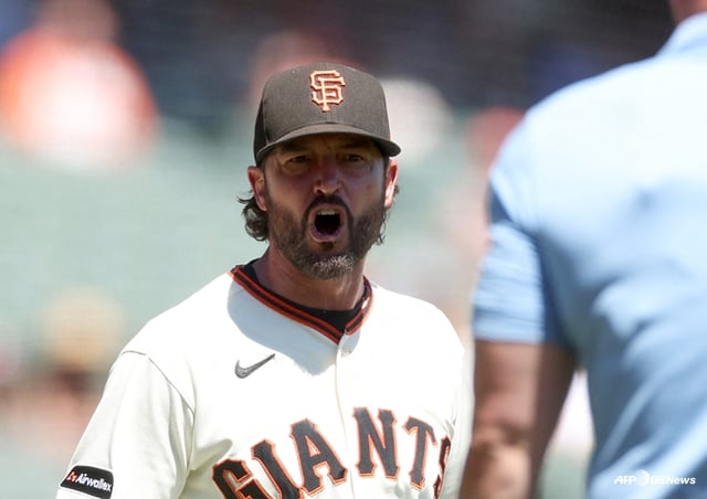 Manager Tony Vitello arguing with an umpire. /AFPBBNews=NEWS1