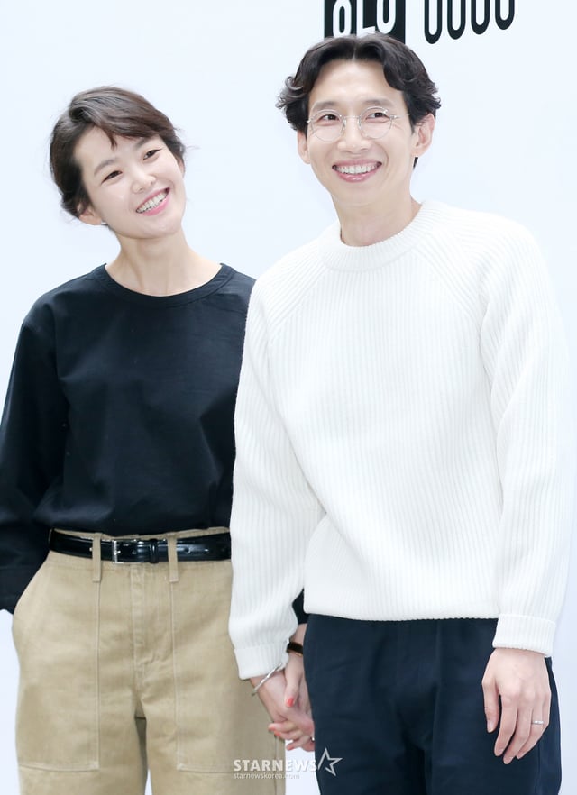 $ 배우 봉태규, 하시시박 부부가 29일 오후 서울 강남구 모스스튜디오에서 진행된 '2016 FW 유니클로 유 컬렉션' 론칭 기념 포토월에 참석해 포즈를 취하고 있다. /사진=hwijpg@(김휘선 인턴기자)