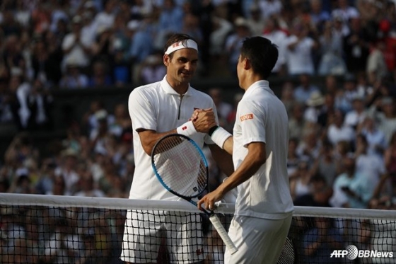 Roger Federer (left) shaking hands with Nishikori. /AFPBBNews=NEWS1