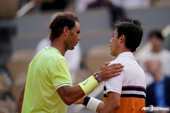 Rafael Nadal (left) and Nishikori. /AFPBBNews=NEWS1