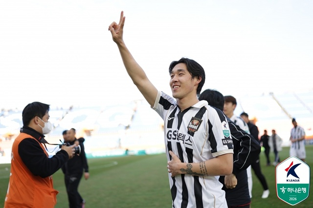 Song Min-gyu says goodbye to fans. /Photo=Korea Professional Football League