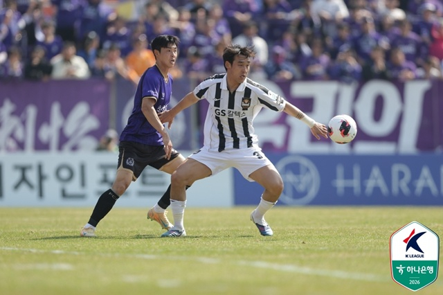 Song Min-gyu (right) focusing on a match. /Photo=Korea Professional Football League