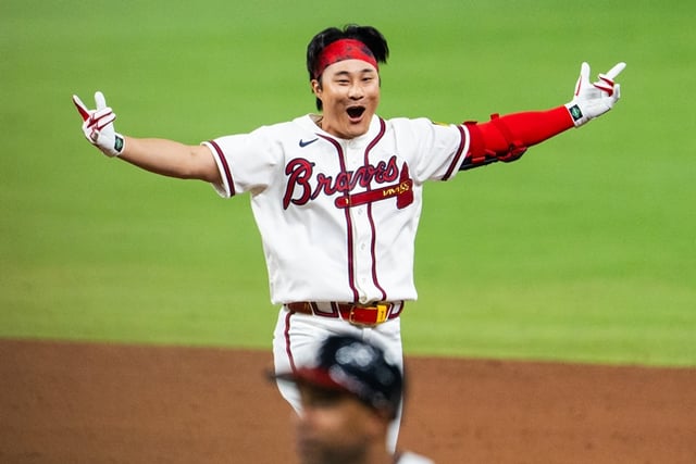 Kim Ha-seong celebra un jonrón de victoria. /foto=Redes sociales oficiales de los Atlanta Braves
