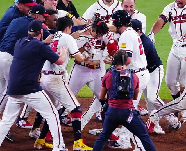 Kim Ha-seong (en el centro) recibe las encendidas felicitaciones de sus compañeros. /Foto=Redes sociales oficiales de los Atlanta Braves