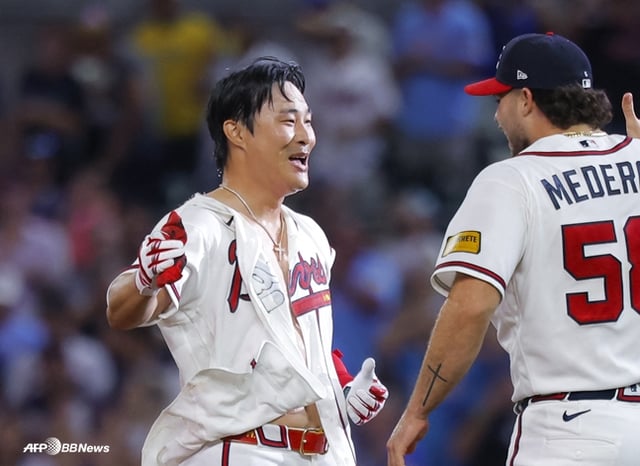 Kim Ha-seong recibe un cálido saludo. /Foto=AFPBBNews=NEWS1