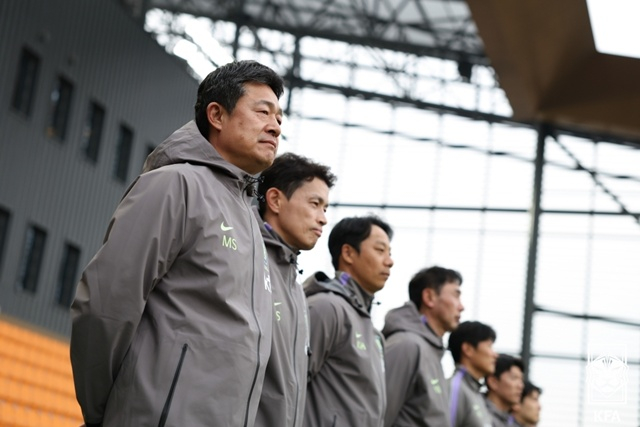 Lee Min-seong, entrenador del equipo nacional de fútbol sub-23 (U-23) (izquierda). /foto=Proporcionado por la Federación Coreana de Fútbol
