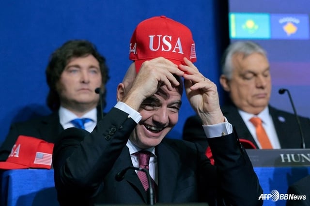 FIFA President Gianni Infantino is seen smiling while wearing a USA cap. /AFPBBNews=NEWS1