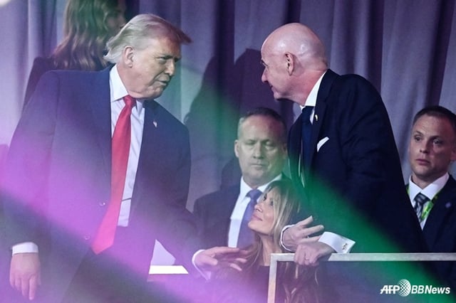 U.S. President Donald Trump (left) is seen in conversation with FIFA President Gianni Infantino. /AFPBBNews=NEWS1
