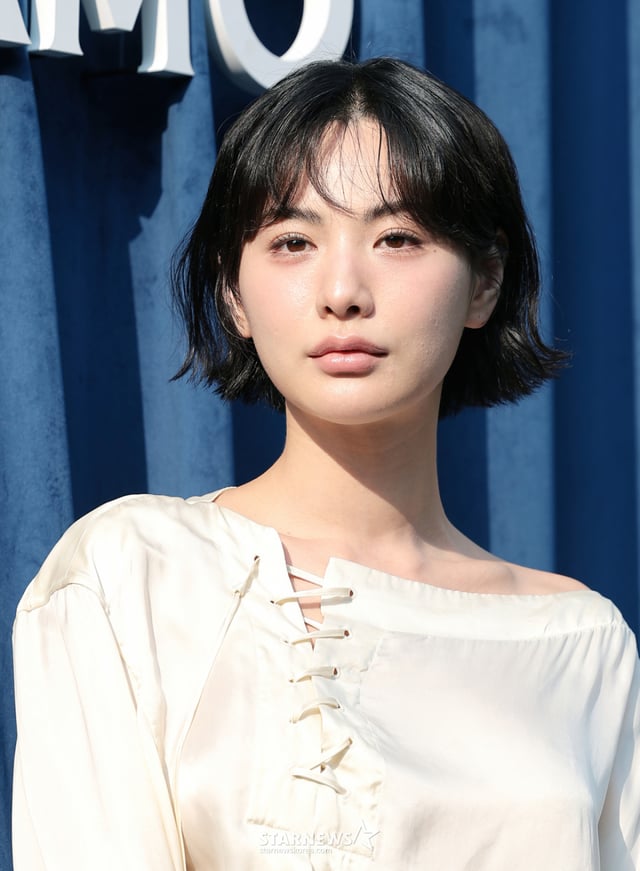 (Seúl=NEWS1) El reportero Kwon Hyun-jin = La actriz Nana asistió el día 7 al evento de lanzamiento de la bolsa KARA de la marca italiana Ferragamo, celebrado en la tienda insignia Ferragamo del distrito de Gangnam en Seúl, donde posó para fotografías. 2026.8.7/NEWS1 Copyright © NEWS1. Todos los derechos reservados. Prohibida la reproducción total o parcial sin autorización, así como su uso para el entrenamiento de IA. /foto=(Seúl=NEWS1) reportero Kwon Hyun-jin