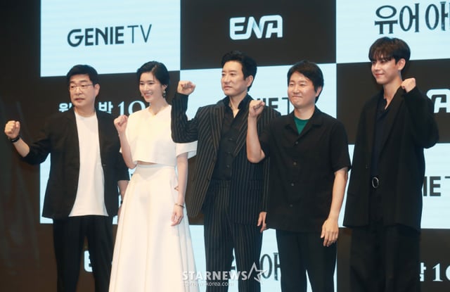 "Los actores Son Hyun-joo, Jung Eun-chae y Kim Myung-min, la directora Yoo Jong-seon y el actor Kim Do-hoon posan durante la rueda de prensa del drama de Ji-ni TV 'Your Honor', celebrada la tarde del día 12 en The Saint, en el distrito de Guro, Seúl. 'Your Honor' es una obra que narra el enfrentamiento entre los instintos paternos de dos padres que decidieron convertirse en monstruos por sus hijos y se emitirá por primera vez hoy (12). /foto=Lee Dong-hoon