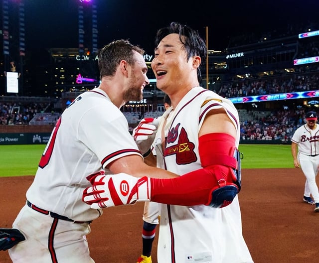 Kim Ha-seong receives vigorous congratulations. /Photo=Atlanta Braves official SNS