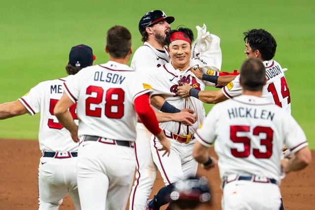Kim Ha-seong receives vigorous congratulations. /Photo=Atlanta Braves official SNS
