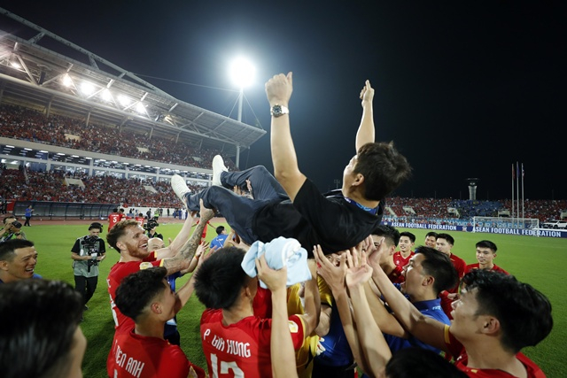 Coach Kim Sang-sik being carried on shoulders by Vietnamese players. /Photo=Provided by DJ Management