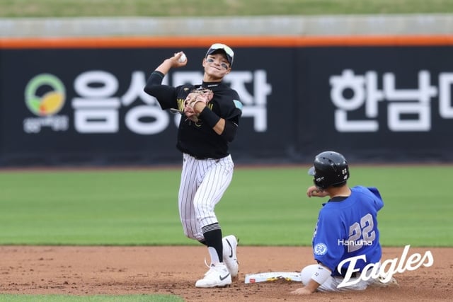 Nam Hyun-woo đang thực hiện cú ném tại trận đấu All-Star giữa trường cao đẳng-đại học lần thứ 4 do Hanwha Eagles tổ chức tại Hanwha Life Ball Park ở Daejeon vào tháng 6 vừa qua. /Ảnh=Hanwha Eagles cung cấp